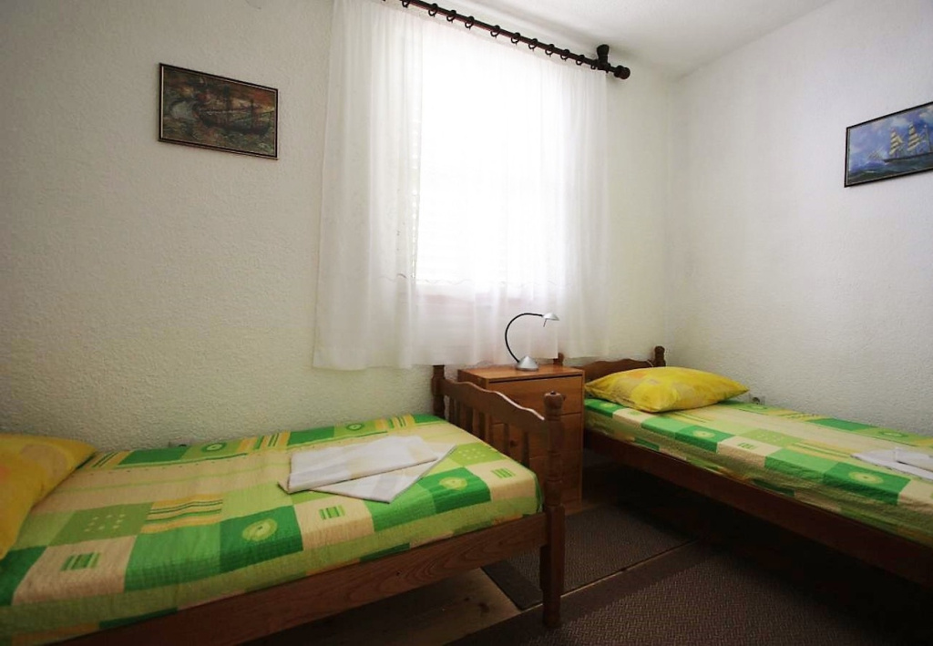 Apartment Šera - 50 m from beach: A2 Pisak, Riviera Omis