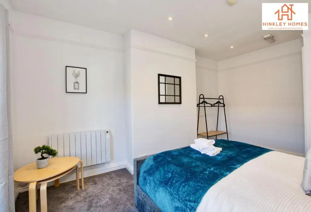 The Highstreet Retreat - Luxurious, Central & Spacious! By Hinkley Homes Short Lets & Serviced Accommodation