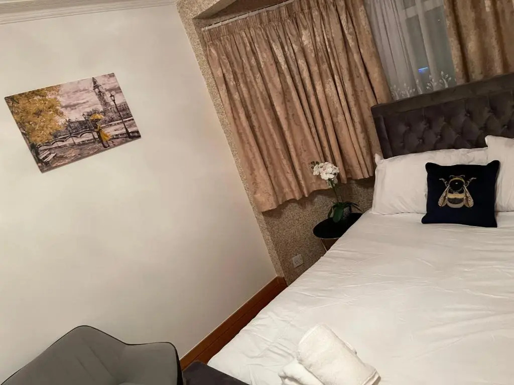 TJ Homes - Double room with Single Bed - 3 Min to Tube station - London