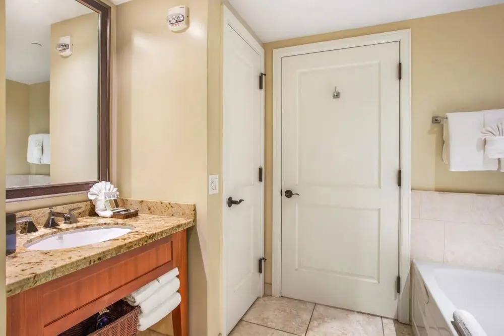 K B M Resorts- HKH-323 Upgraded Studio, ocean views, private balcony, easy beach access