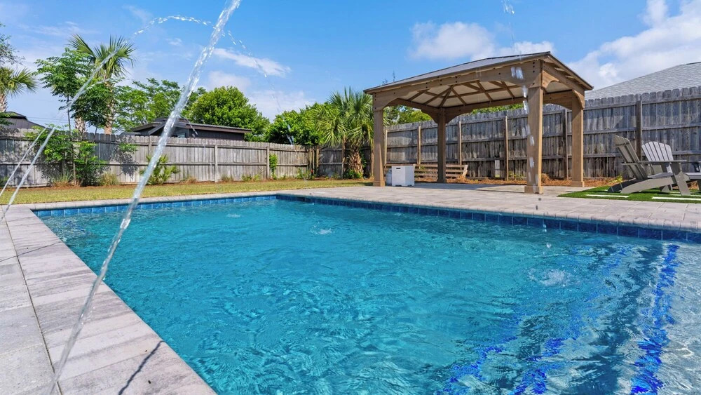 4 Minutes to the Beach! Cute & Coastal With Room for 9