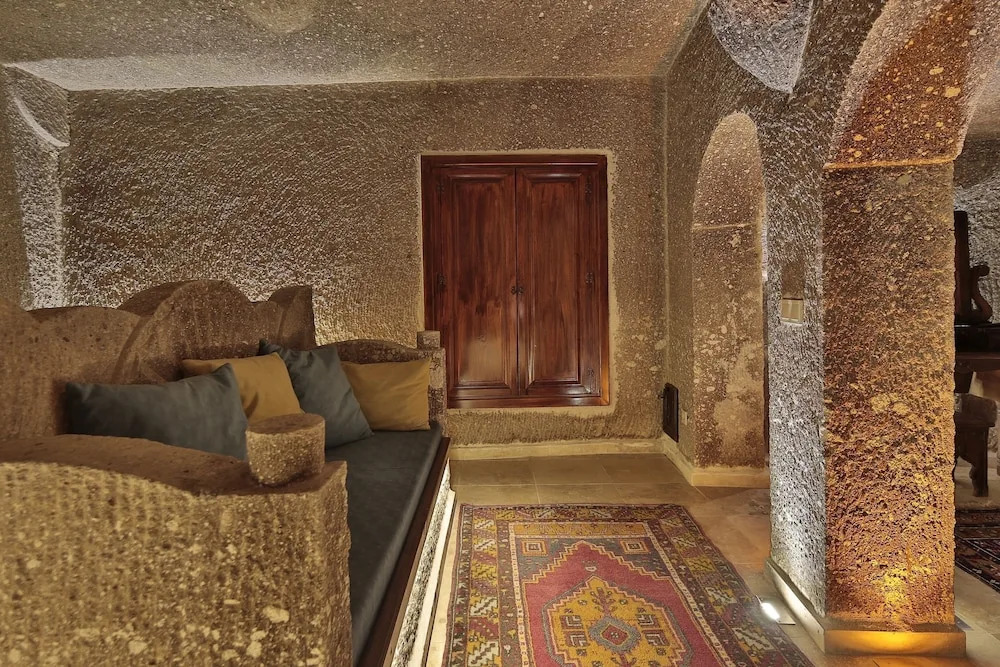 Shoestring Cave House