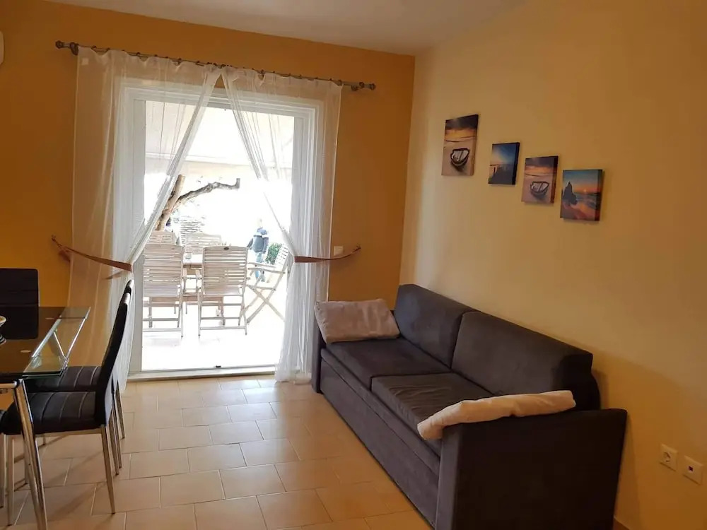Menigos AB4G no50 Beachfront 2 Bdr Apt