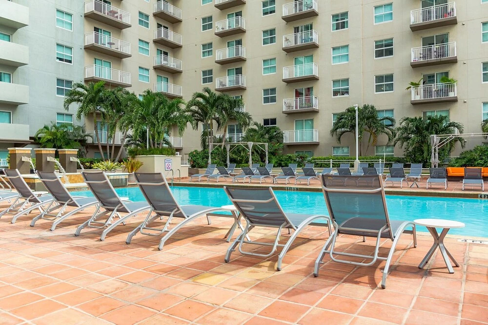 NEW- Fast Wifi - Work Desk - Top Floor - 2BR/2BA Miami! (CD2)