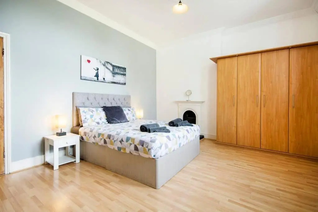 Clifton Spacious 3 Bed Apt & Parking - Simplycheckin