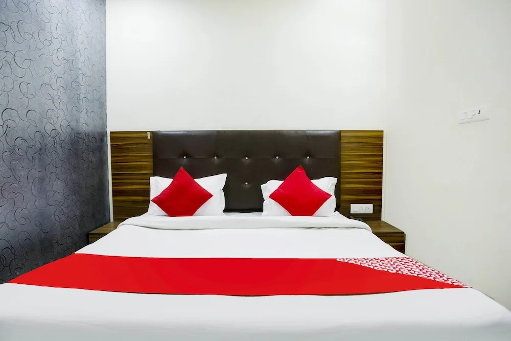 OYO 22825 Hotel Crown Stay inn