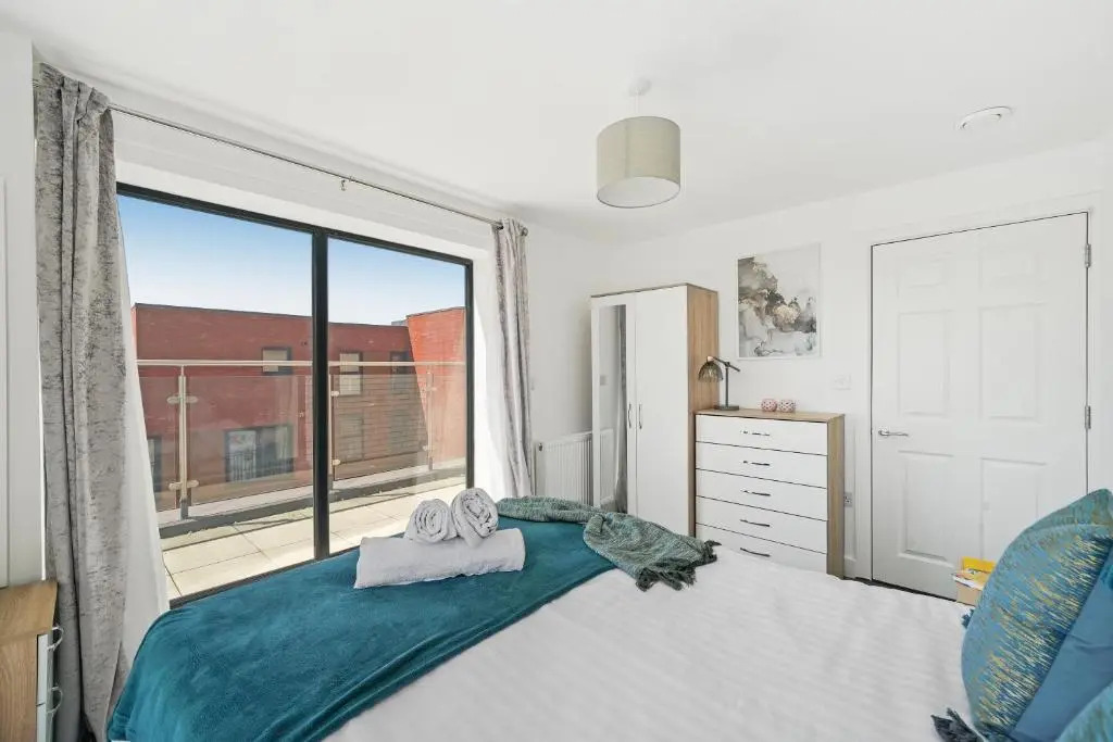 New Private Apartment Building Minutes From Heathrow