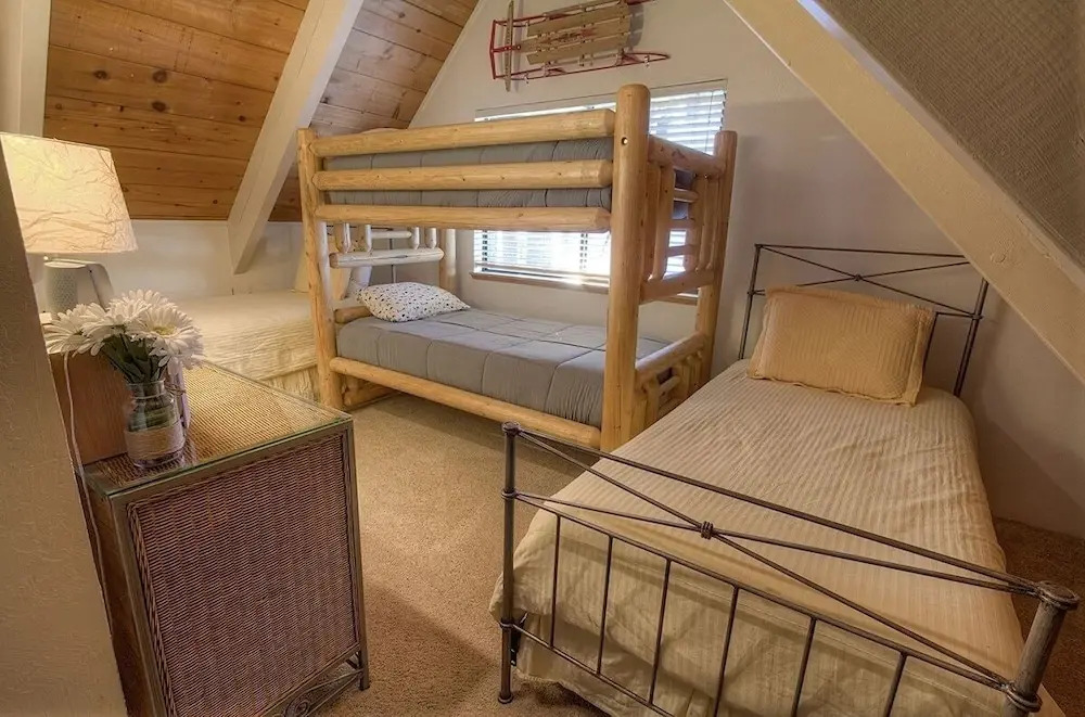 Cozy Mountain Hideaway 3 Bedroom Home by RedAwning