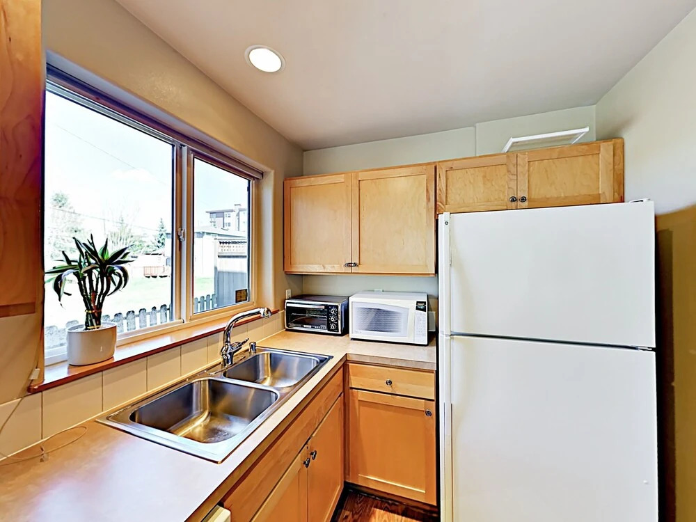 W/ Patio Short Walk To Bus Line 2 Bedroom Townhouse