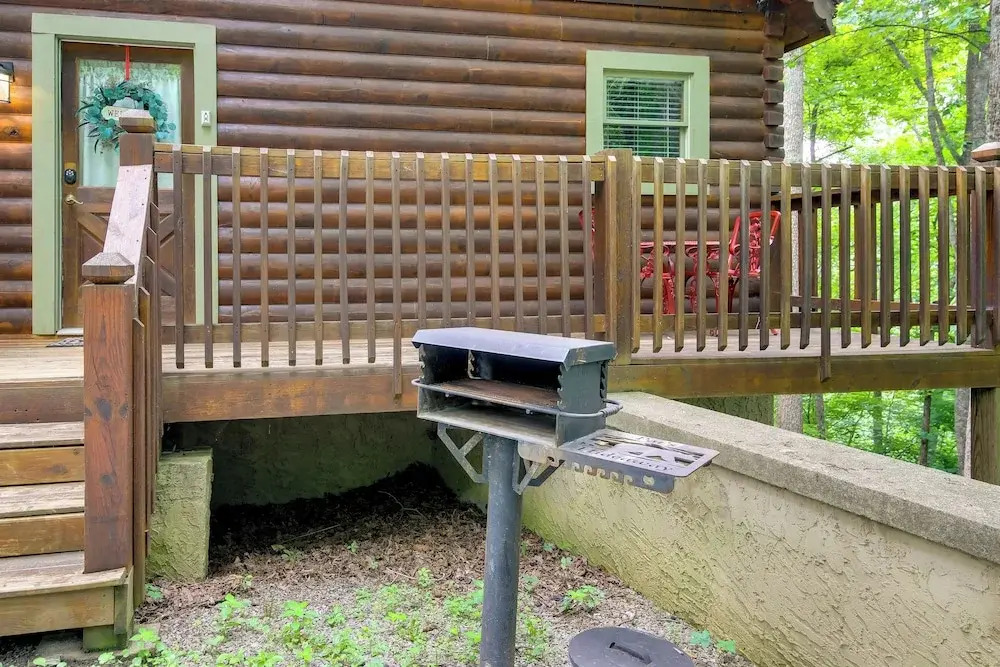Hot Tub + Pool Table: Secluded Seiverville Cabin