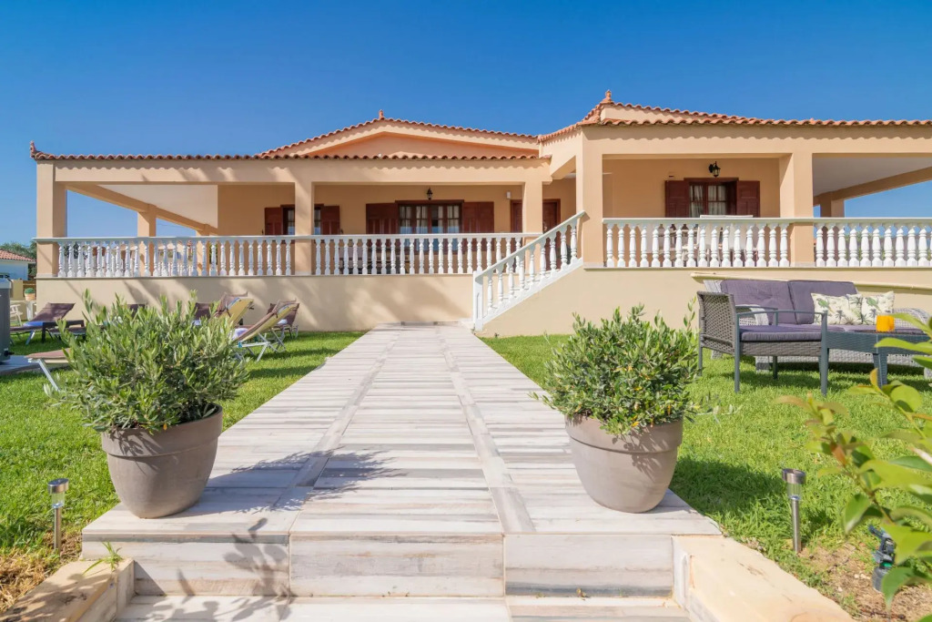 Sea Elegance Villa - On the Beach, by ZanteWize