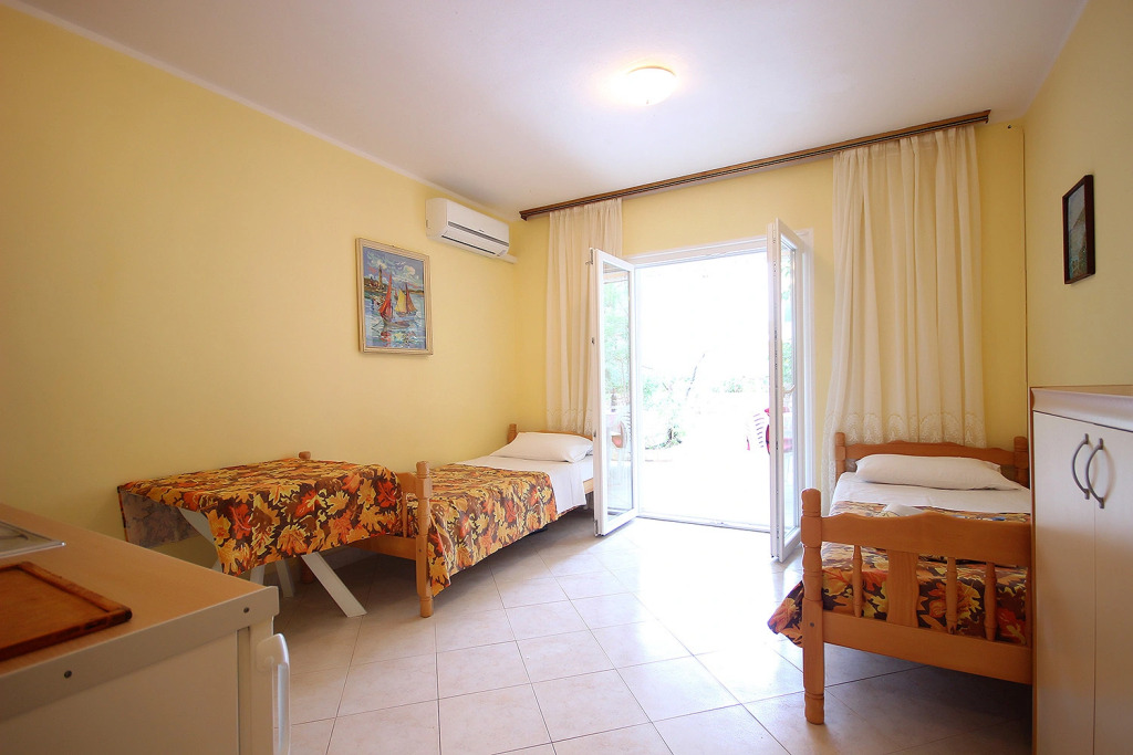 Apartment Dino - apartments with hot tub: A1 Novalja, Island Pag