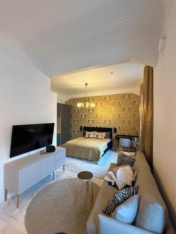 Modern Luxury Flat - Steps to Station