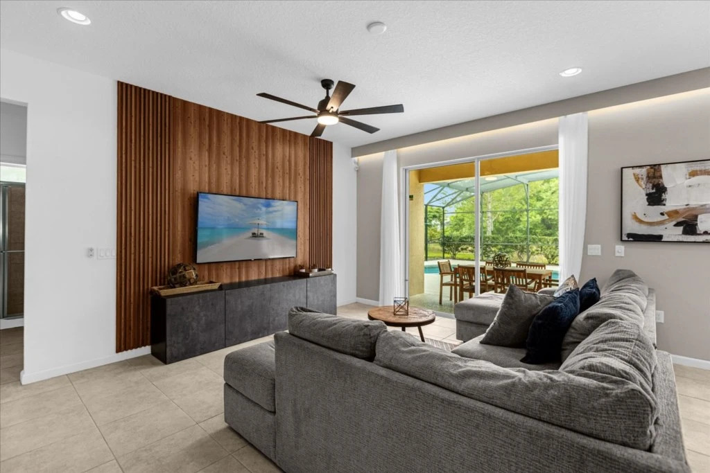 6 Bedrooms / 5 Bathrooms / Solterra (5220 OA), Davenport, US