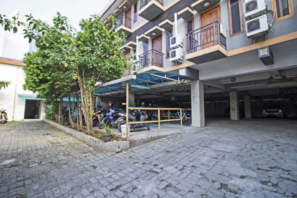 RedDoorz Plus near Ciputra World Kuningan 2