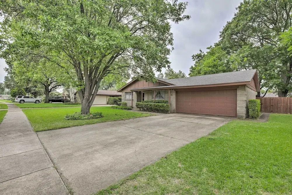 Home 1 Mi to University of Texas: Relax Fireside!