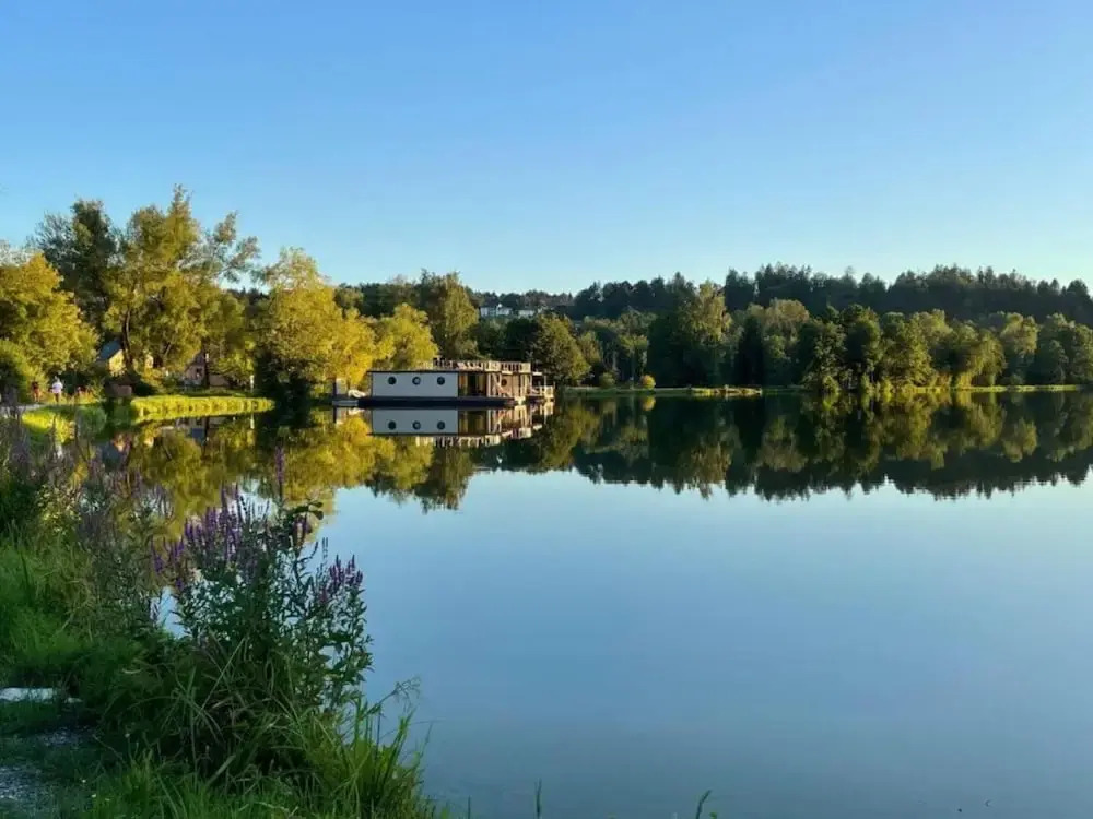 Wooden Chalet with Terrace near Swimming Lake