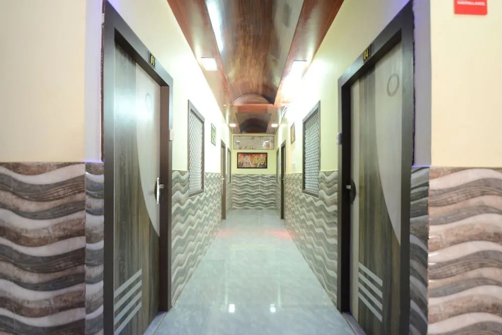 OYO 18506 Regal Golden Palace