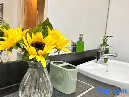Two-bed Luxury Apartment B12LS by Live Comfortably
