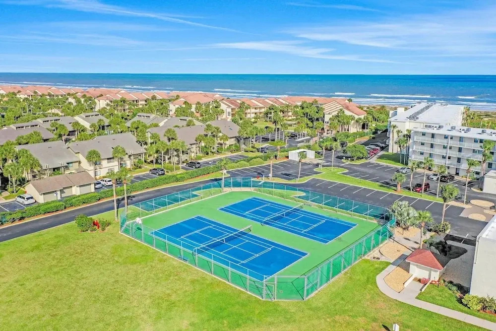 Ground-floor Condo Next to the Tennis Courts With 2 Pools, Sauna, Beach Access