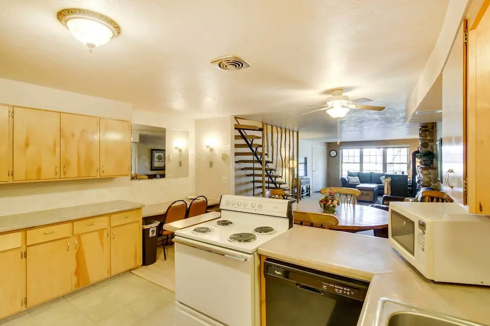 Main Street Townhome - 12 Miles to Bear Lake!