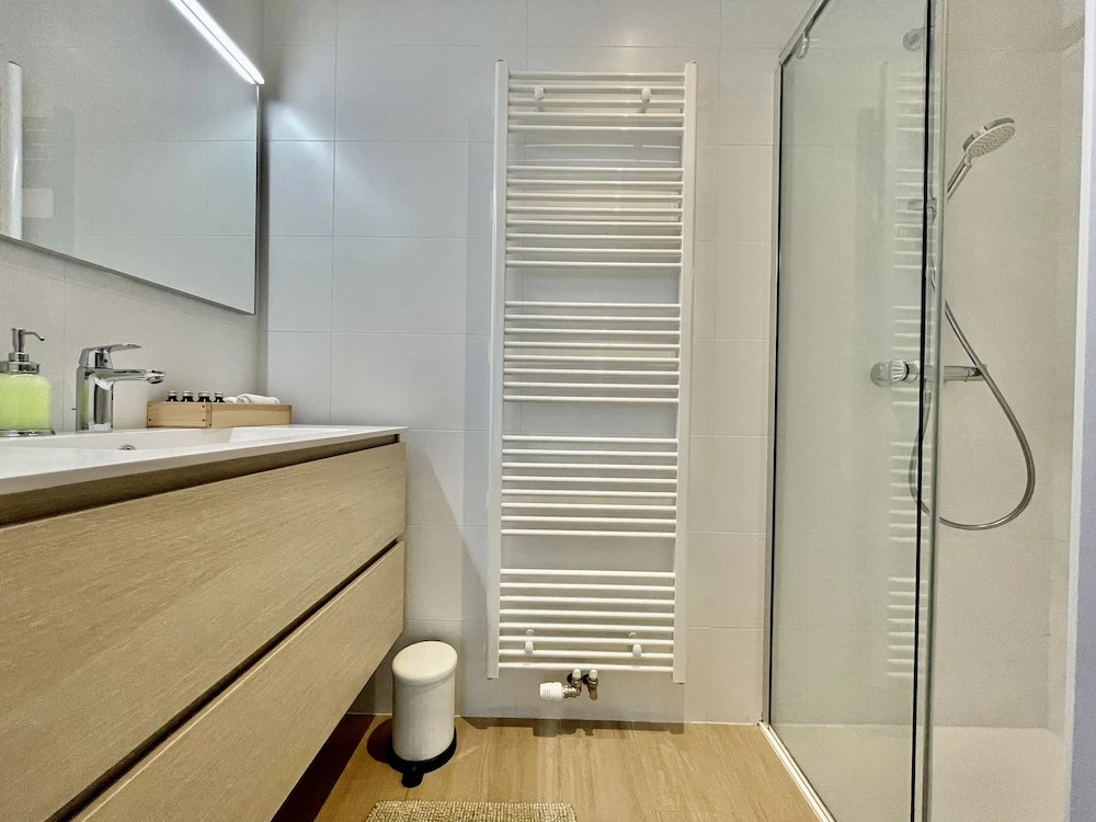 OneLuxStay near Diamond District
