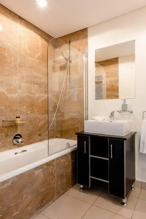 3-bed, Sleeps 6, Free Parking