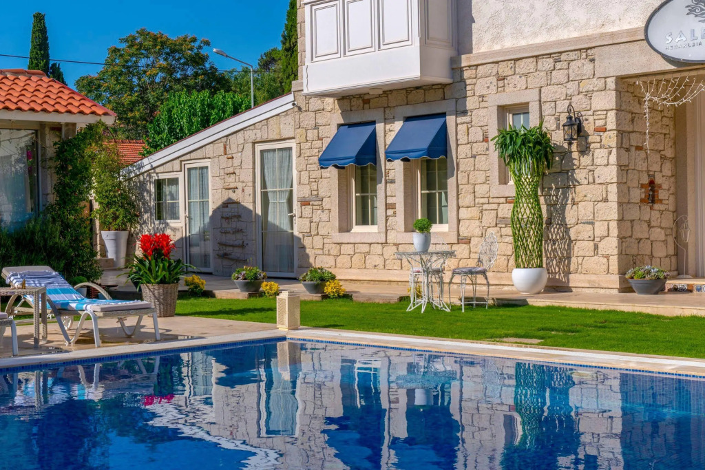 Salbakos Herakleia Hotel