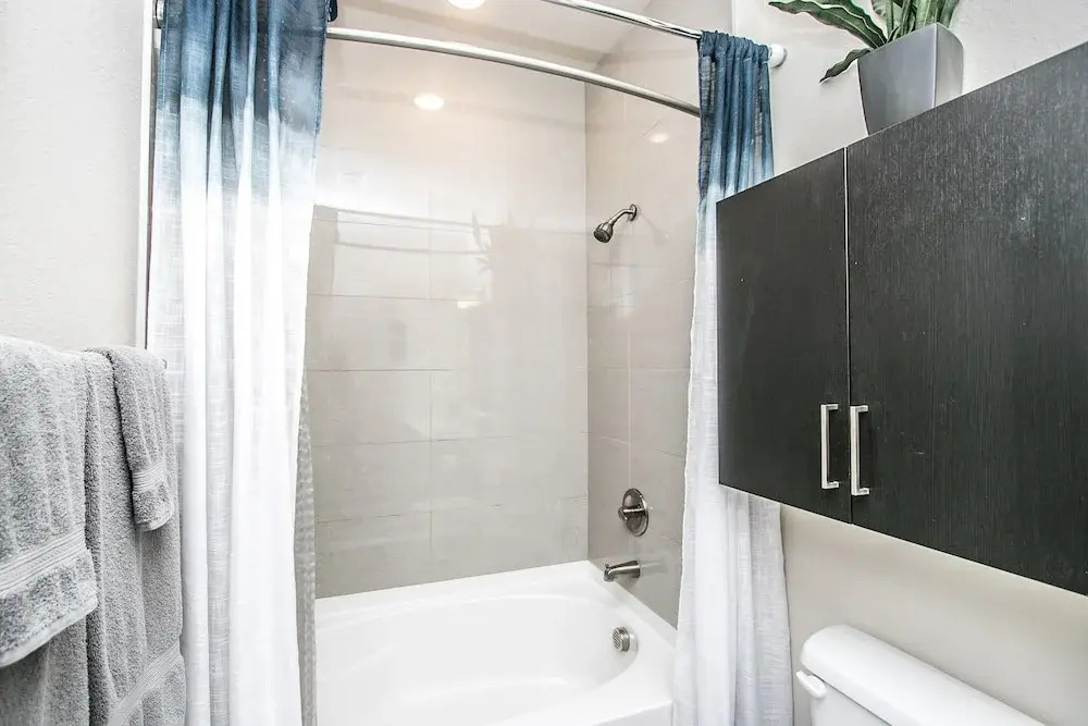 Rooftop Pool, Views, Close to Shops & Dining C4427