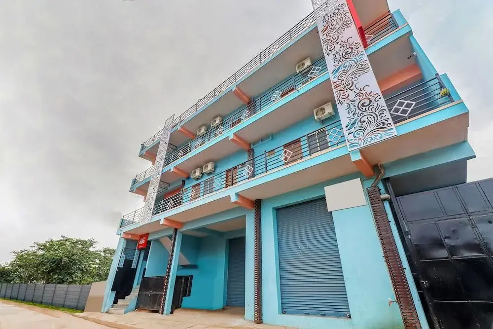 OYO 17177 Ams Hotel
