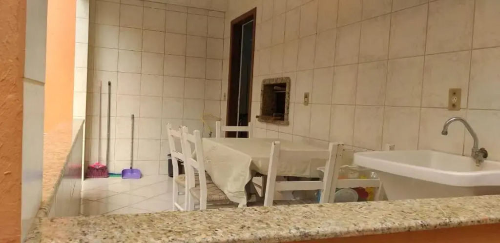 Casa 02 dorm na Rua Salmao