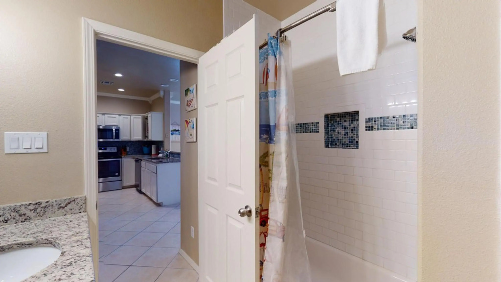 SFH201 Newly Renovated Ground Floor Townhome, Shared Pool, Near Beach