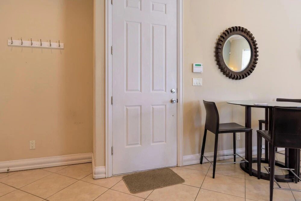 Sleeps 6 in a 4plex w Pool, Only a Block to Beach