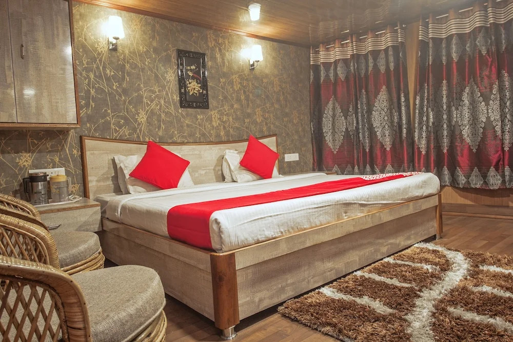 OYO 3875 Hotel Everest Glory