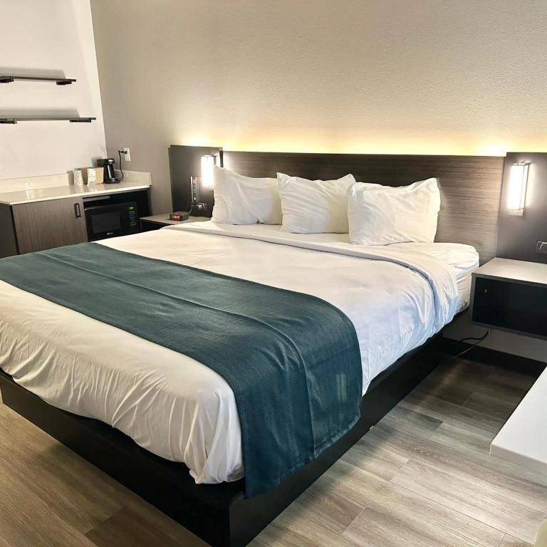 Studio 6 Suites Louisville KY Airport/Expo Center