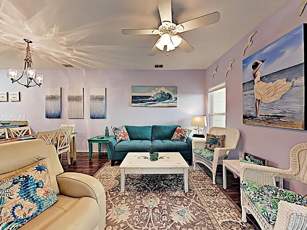 BC207 Beautifully Decorated Townhome, Heated Pool, 1 Minute to Beach