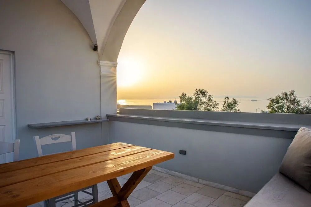 Central Hostel Oia