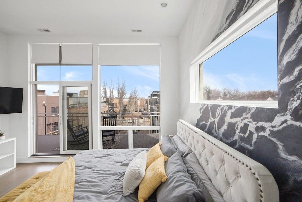 Stunning 4BD Penthouse in Ukrainian Village