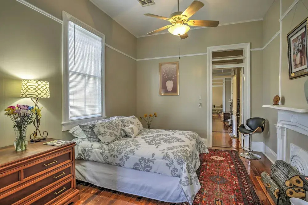 Walk to River, Tram & Zoo: Classic Nola Home!