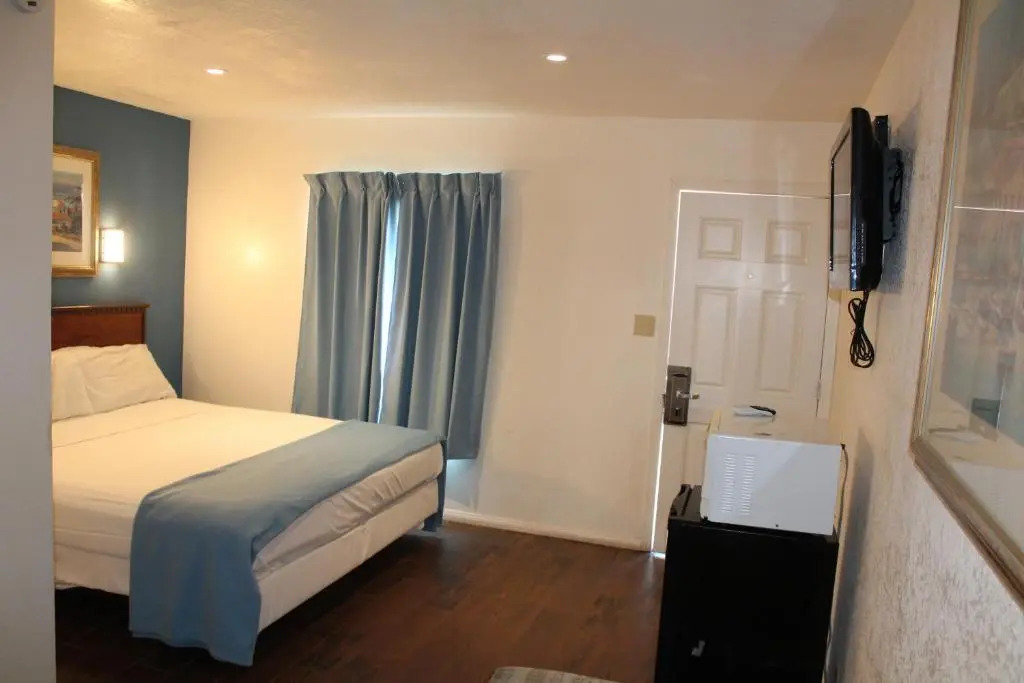 Pet-friendly Oceanside Gem w/ Patio, Walk to Beach