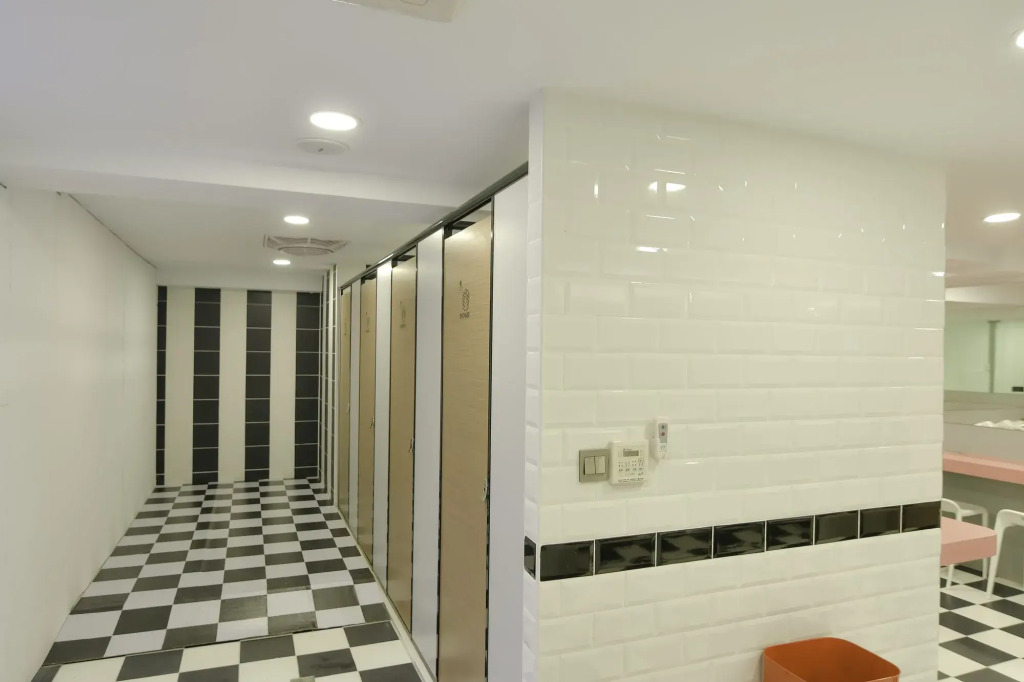 Flyinn Hostel