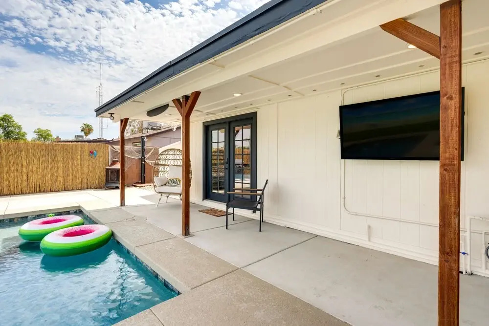Glendale Getaway: Swim, Putt, Grill, & Relax!