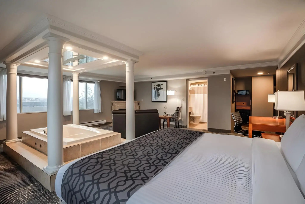 Monte Carlo Inn Barrie - Newly Renovated