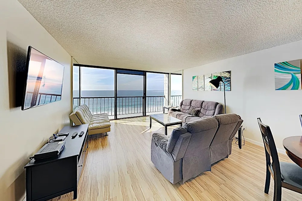 New Listing! Oceanfront Pacific Beach 1 Bedroom Condo