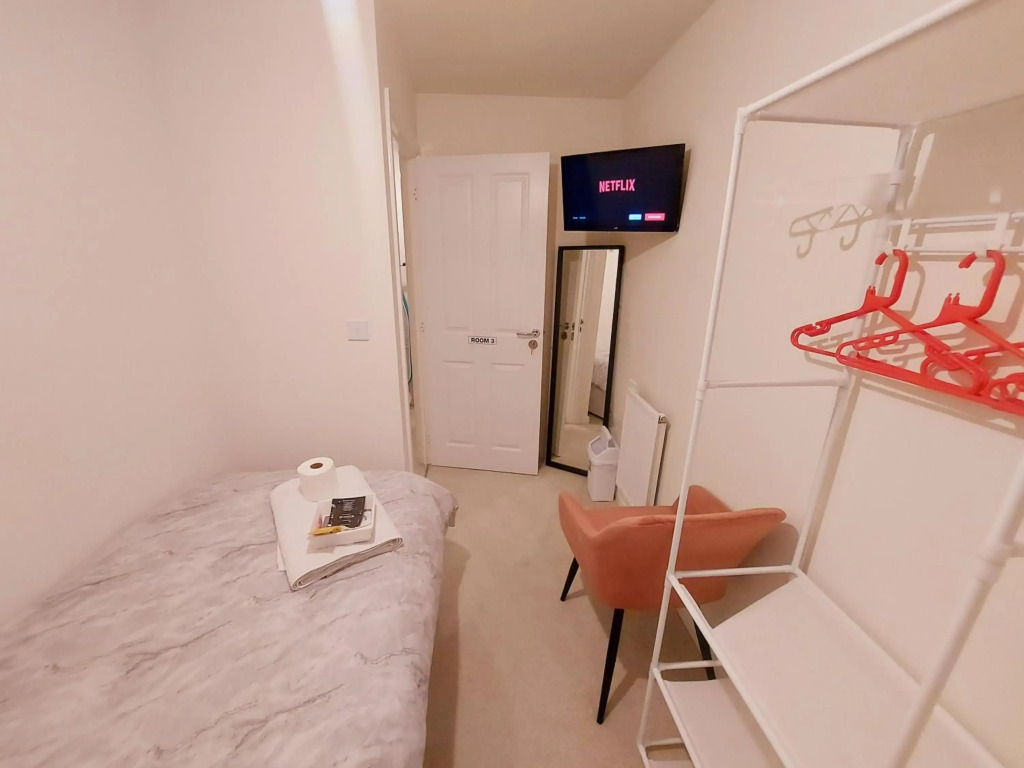 DOUBLE ROOM, FULL KITCHEN, OWN BATHROOM, SMART TV in TELFORD OAKENGATES KETLEY