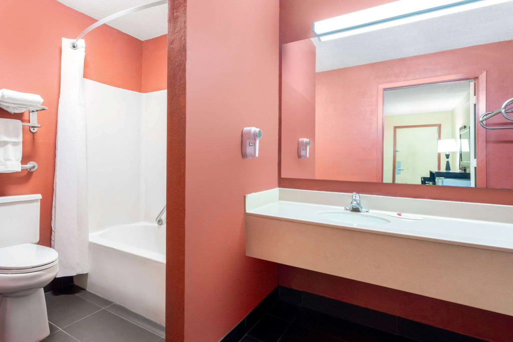 Travelodge by Wyndham Richmond IN