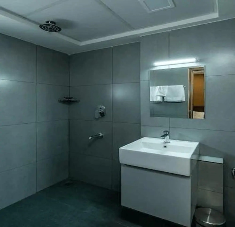 Saravana Grand Suites - A Unit of Saravana Bhavan Veg Tables Kochi