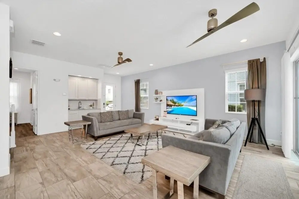 Spacious 5 Bedrrom/ 5 Bath Home- Private Pool, Full Kitchen, Free Wifi 5 Bedroom Villa by Redawning