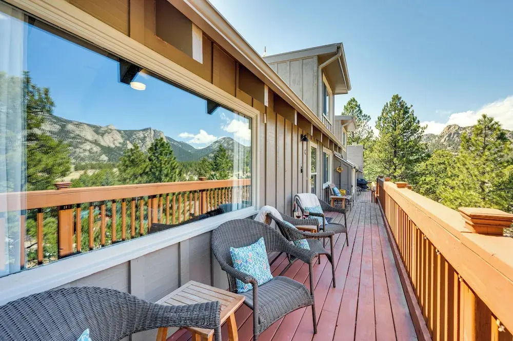 Cozy Estes Park Condo w/ Balcony + Fireplace!