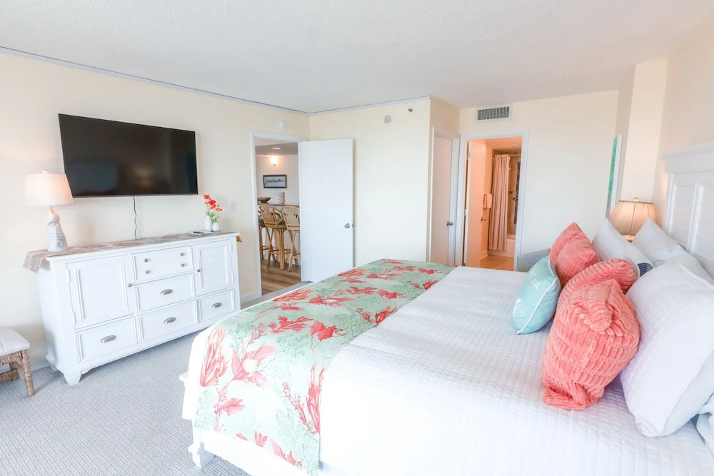 329 North Hampton, Expansive Balcony & Resort Amenities 2 Bedroom Condo